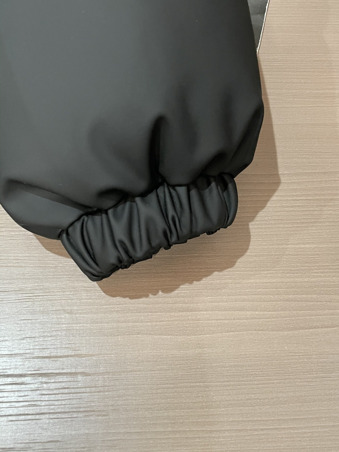 Prada都市轻奢款羊羔毛领羽绒棉棉衣 复古松弛冬日款作为Prada日常线核心款，这件棉衣以“轻奢质感+