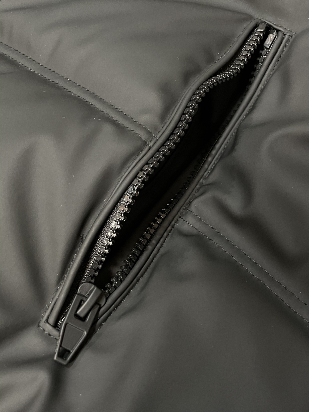 Prada都市轻奢款羊羔毛领羽绒棉棉衣 复古松弛冬日款作为Prada日常线核心款，这件棉衣以“轻奢质感+