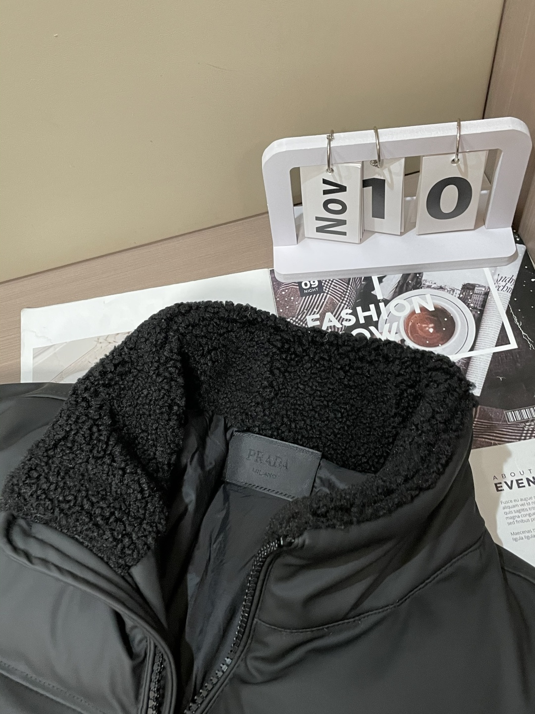 Prada都市轻奢款羊羔毛领羽绒棉棉衣 复古松弛冬日款作为Prada日常线核心款，这件棉衣以“轻奢质感+