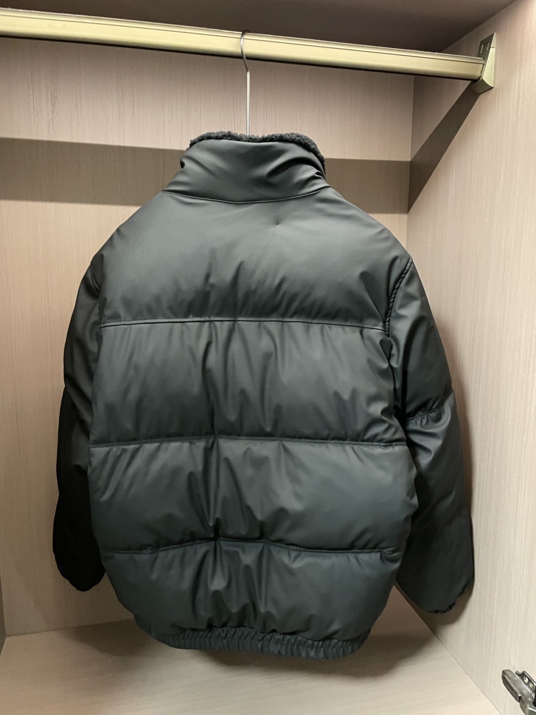 Prada都市轻奢款羊羔毛领羽绒棉棉衣 复古松弛冬日款作为Prada日常线核心款，这件棉衣以“轻奢质感+