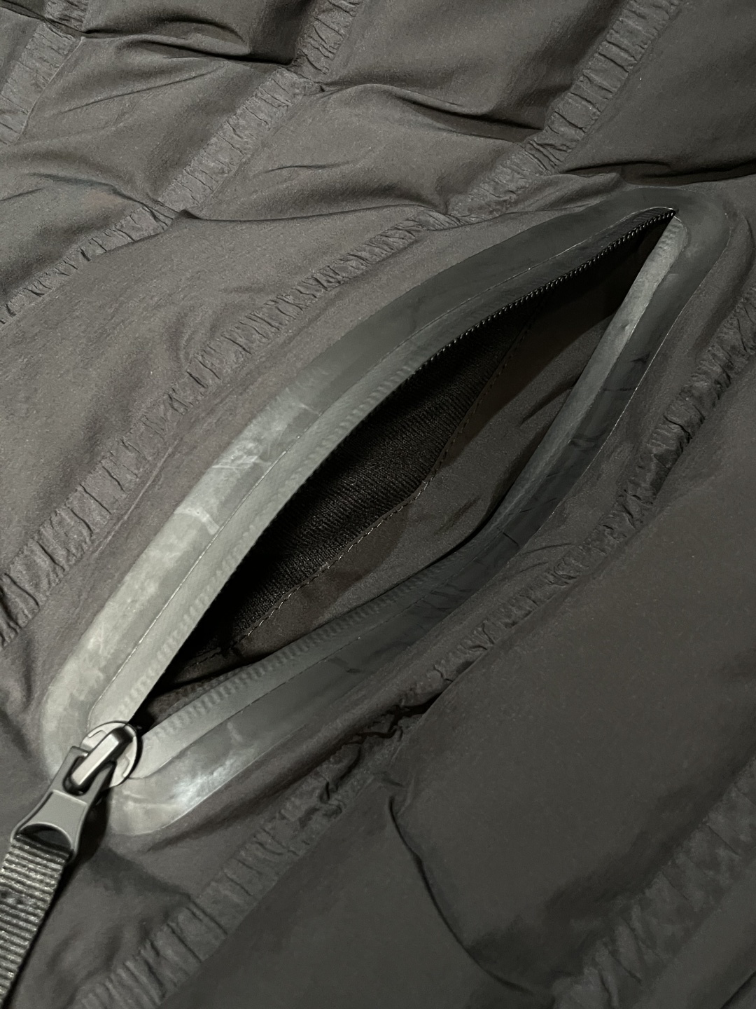 Burberry（巴宝莉）都市极简支线立领羽绒夹克 英伦低调质感款这是巴宝莉主打“无标识轻奢”的都市支线