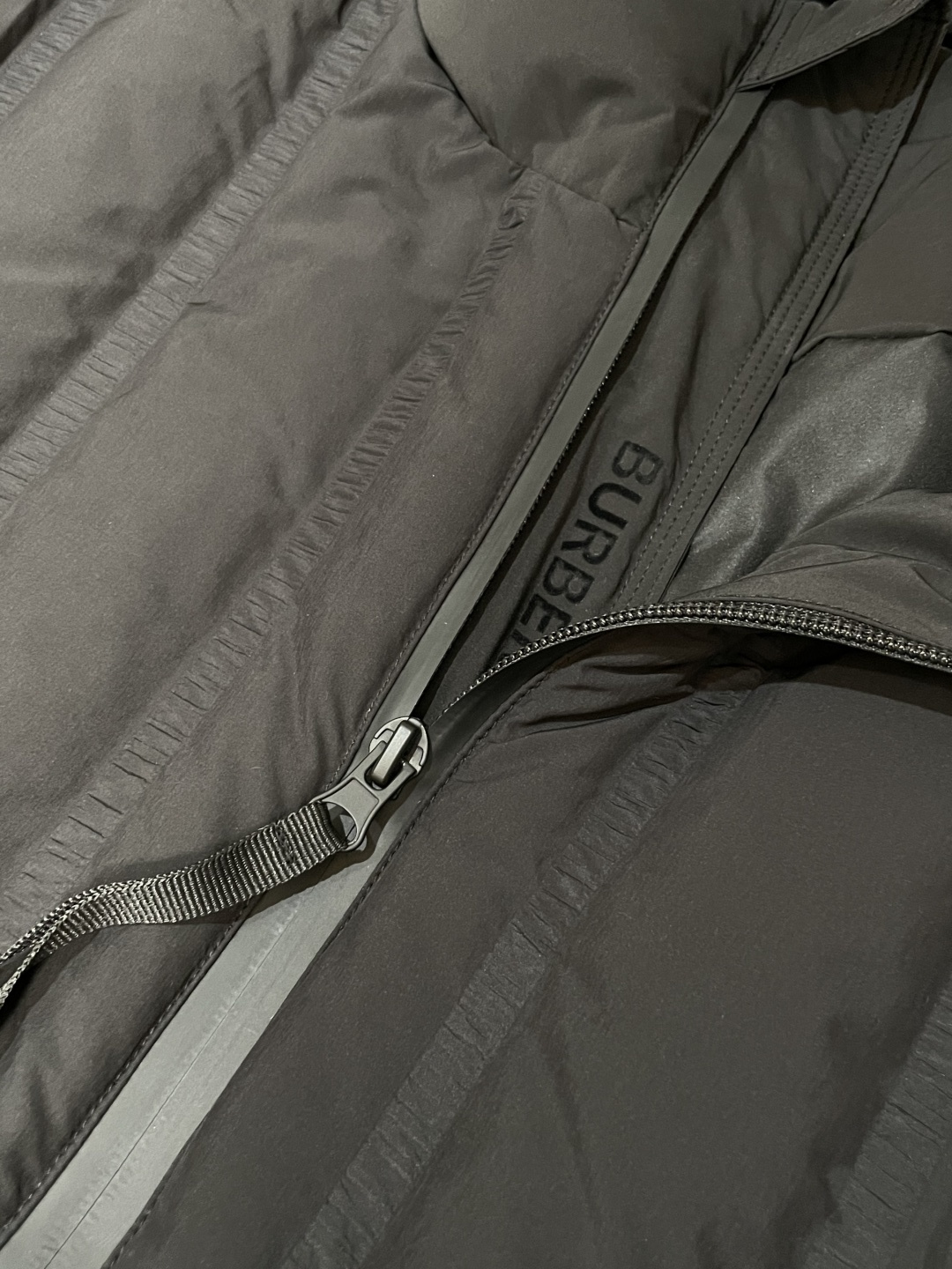 Burberry（巴宝莉）都市极简支线立领羽绒夹克 英伦低调质感款这是巴宝莉主打“无标识轻奢”的都市支线