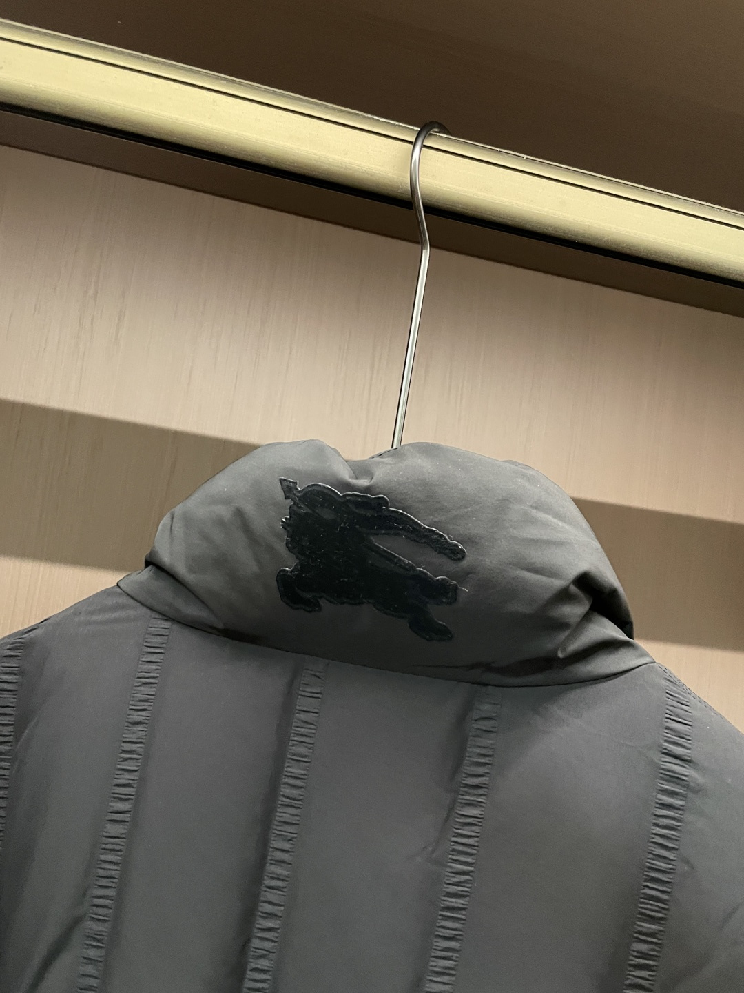 Burberry（巴宝莉）都市极简支线立领羽绒夹克 英伦低调质感款这是巴宝莉主打“无标识轻奢”的都市支线