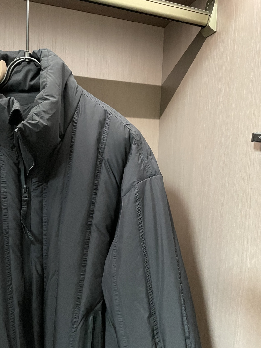 Burberry（巴宝莉）都市极简支线立领羽绒夹克 英伦低调质感款这是巴宝莉主打“无标识轻奢”的都市支线