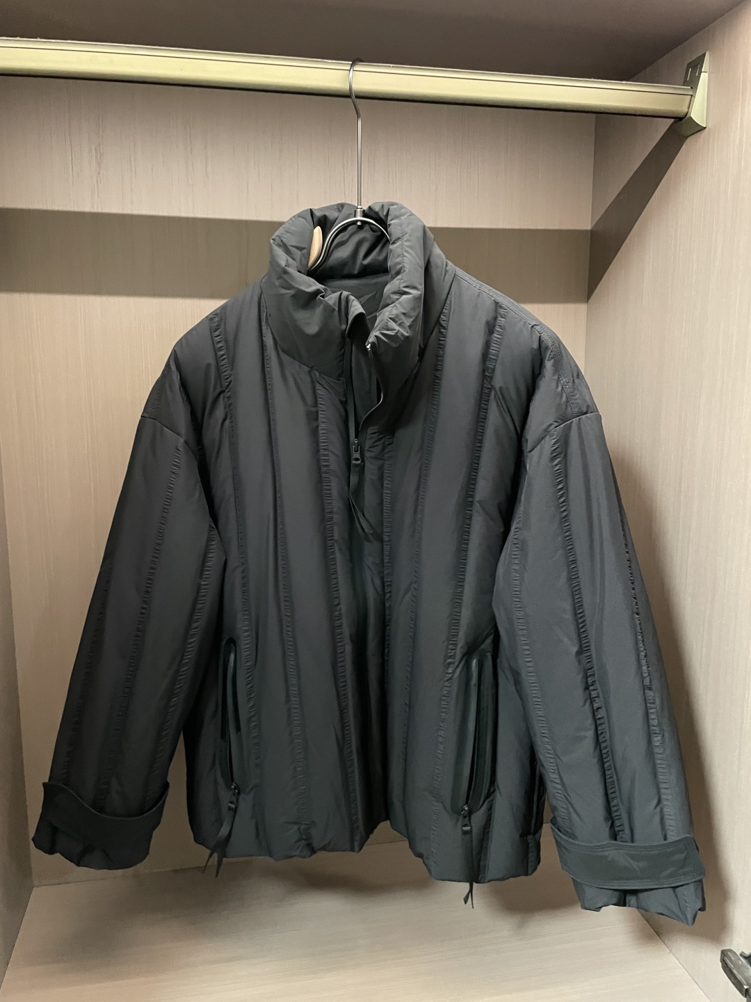 Burberry（巴宝莉）都市极简支线立领羽绒夹克 英伦低调质感款这是巴宝莉主打“无标识轻奢”的都市支线