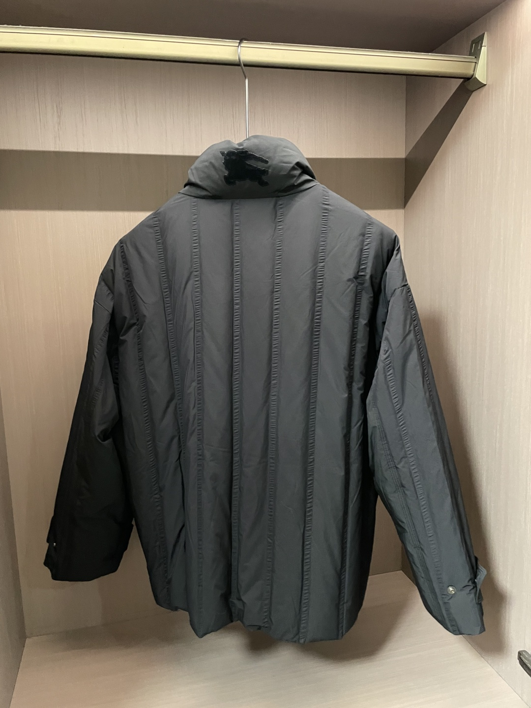 Burberry（巴宝莉）都市极简支线立领羽绒夹克 英伦低调质感款这是巴宝莉主打“无标识轻奢”的都市支线