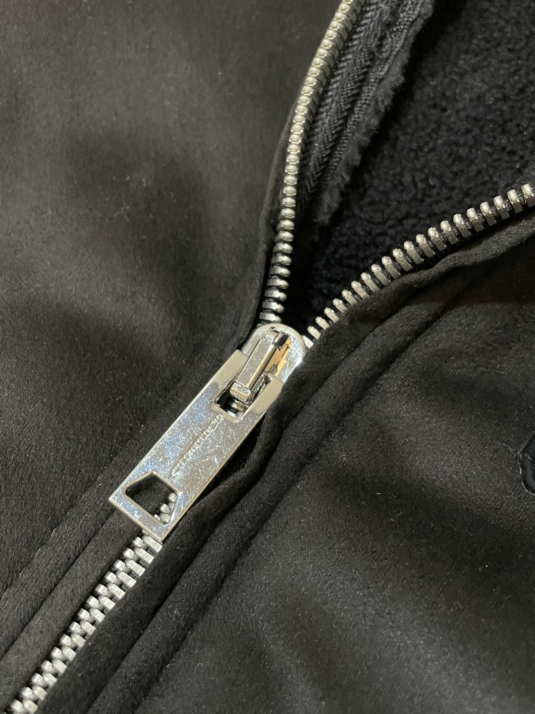 Burberry（巴宝莉）复古支线飞行员款羊羔毛夹克 英伦暖调日常款作为巴宝莉复古线单品，这件飞行员夹克