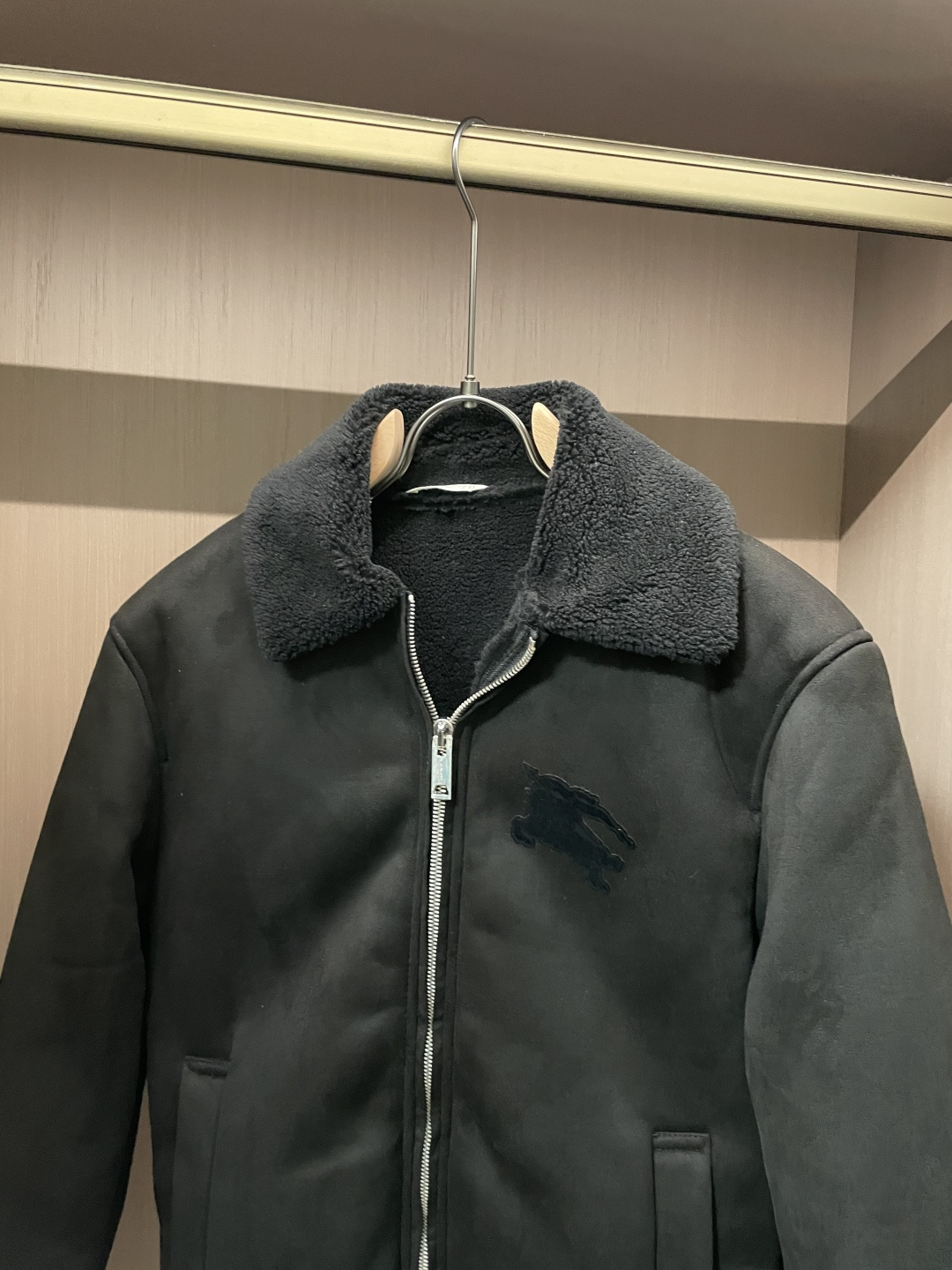 Burberry（巴宝莉）复古支线飞行员款羊羔毛夹克 英伦暖调日常款作为巴宝莉复古线单品，这件飞行员夹克