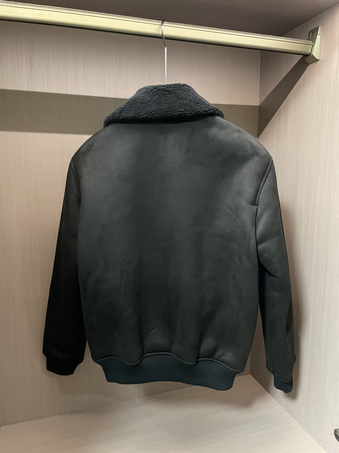 Burberry（巴宝莉）复古支线飞行员款羊羔毛夹克 英伦暖调日常款作为巴宝莉复古线单品，这件飞行员夹克