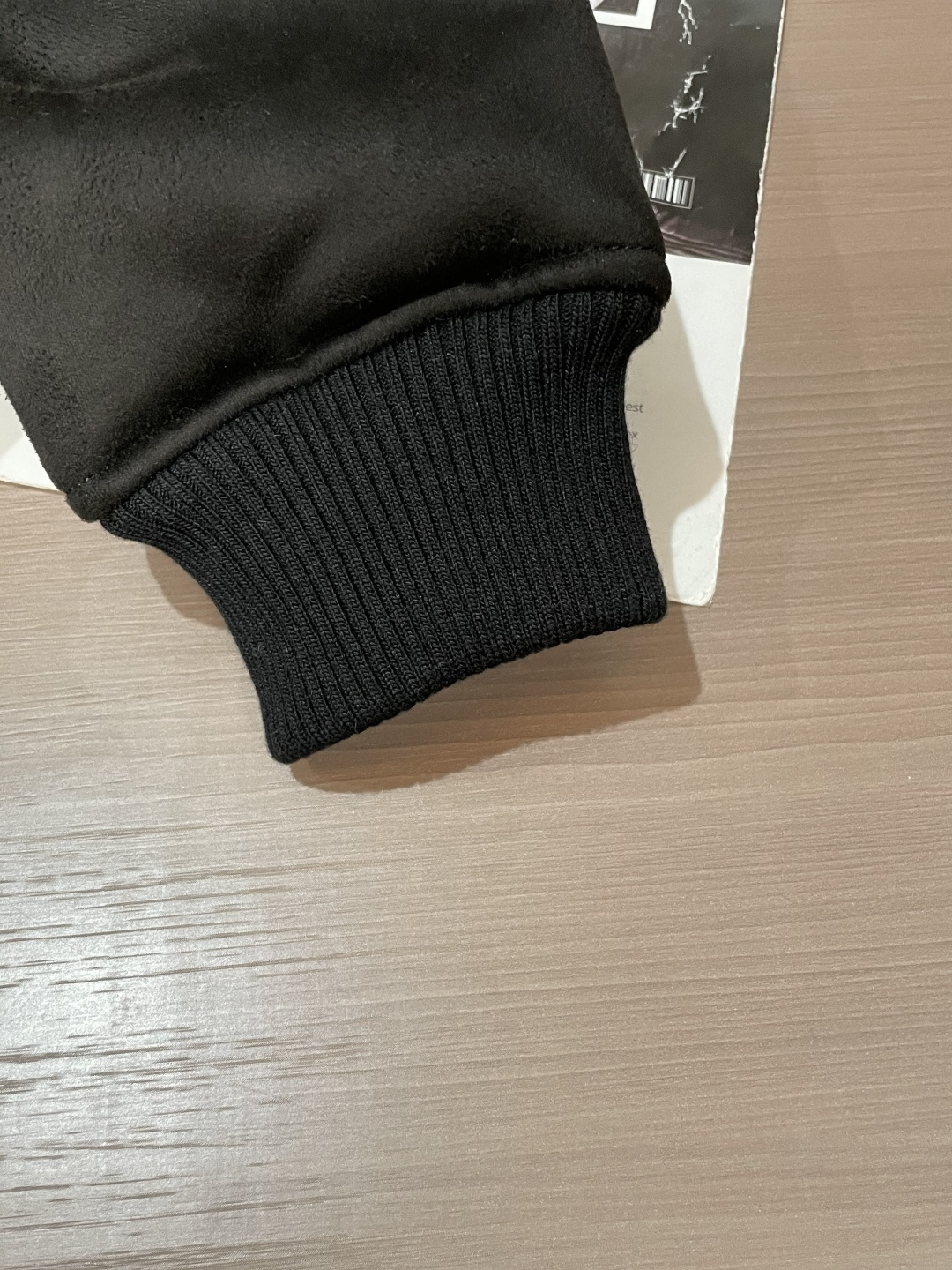 Burberry（巴宝莉）复古支线飞行员款羊羔毛夹克 英伦暖调日常款作为巴宝莉复古线单品，这件飞行员夹克