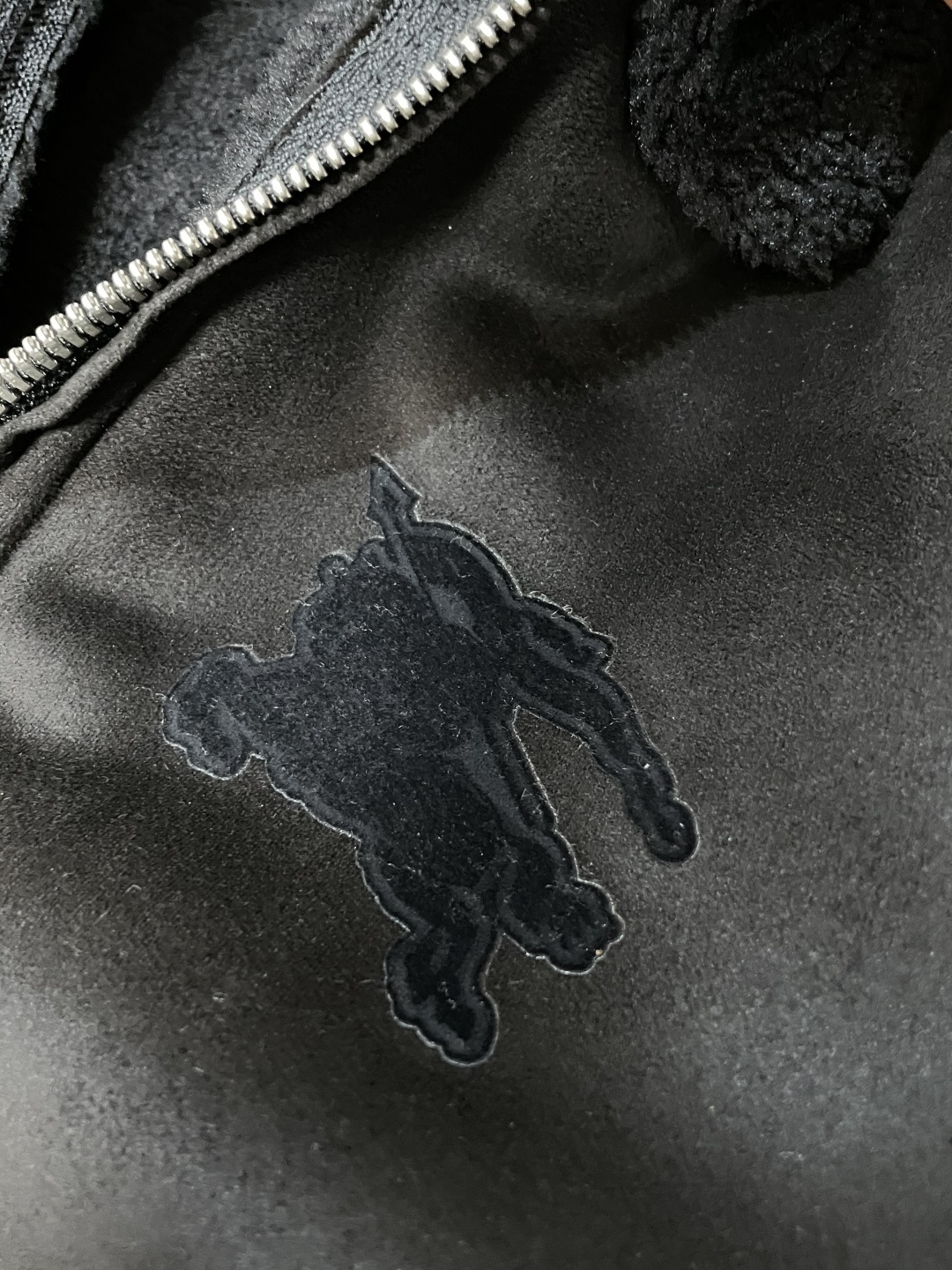 Burberry（巴宝莉）复古支线飞行员款羊羔毛夹克 英伦暖调日常款作为巴宝莉复古线单品，这件飞行员夹克