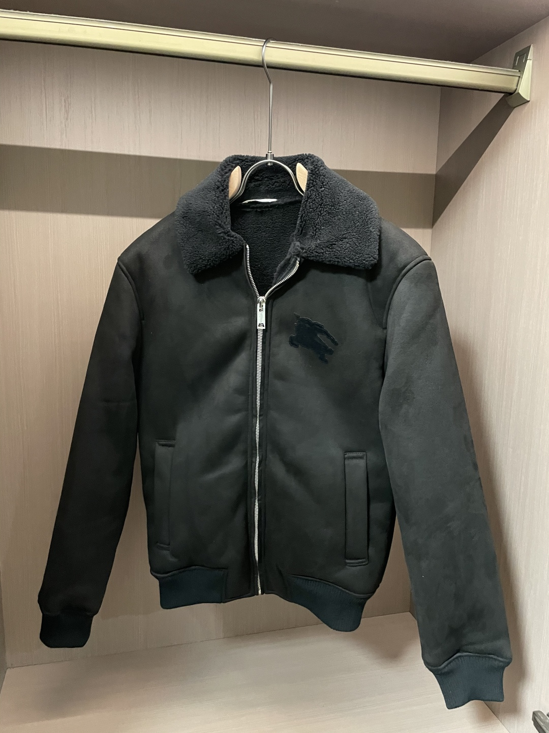 Burberry（巴宝莉）复古支线飞行员款羊羔毛夹克 英伦暖调日常款作为巴宝莉复古线单品，这件飞行员夹克