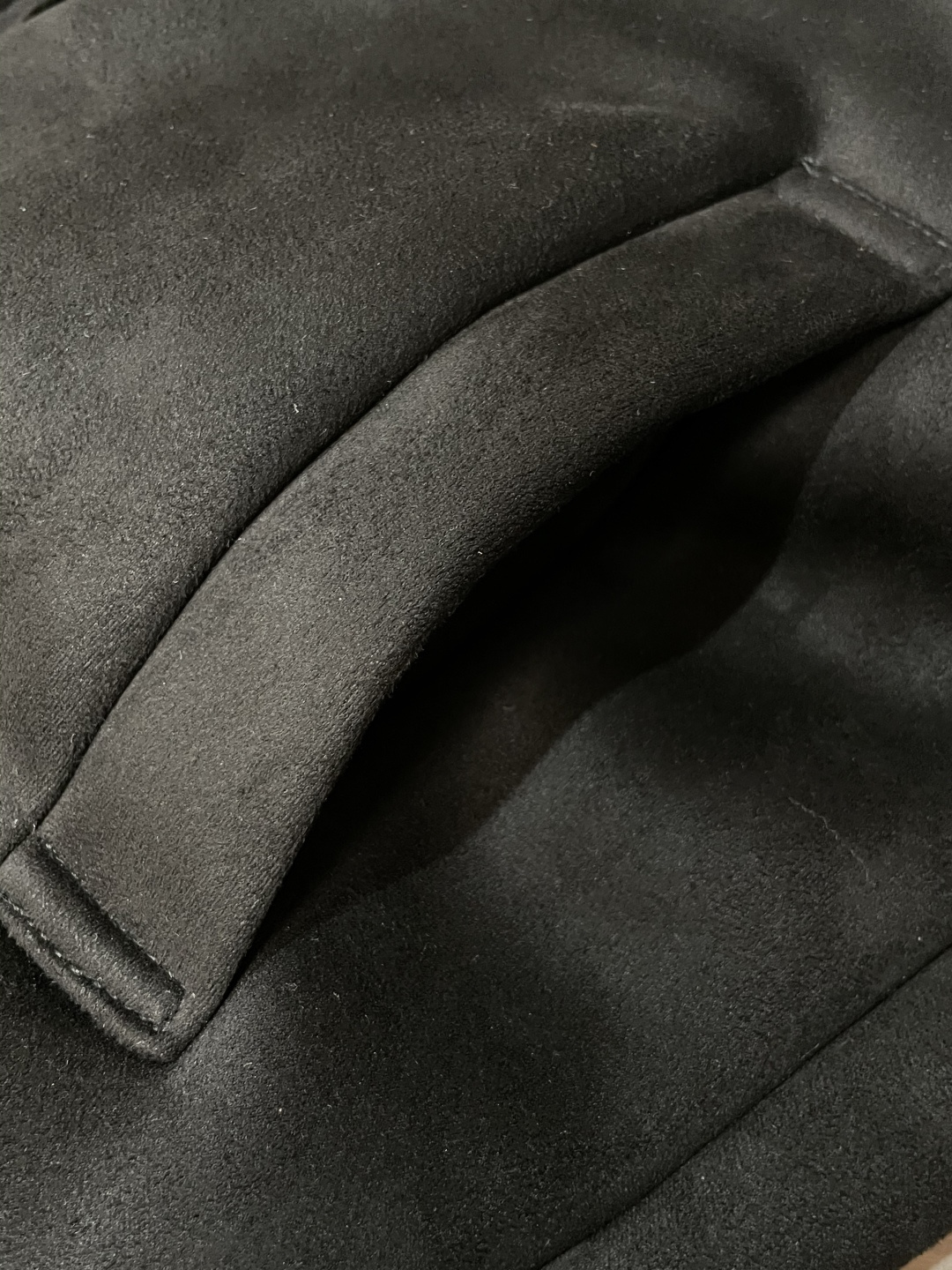 Burberry（巴宝莉）复古支线飞行员款羊羔毛夹克 英伦暖调日常款作为巴宝莉复古线单品，这件飞行员夹克