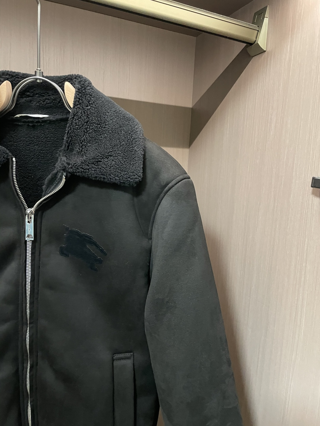 Burberry（巴宝莉）复古支线飞行员款羊羔毛夹克 英伦暖调日常款作为巴宝莉复古线单品，这件飞行员夹克