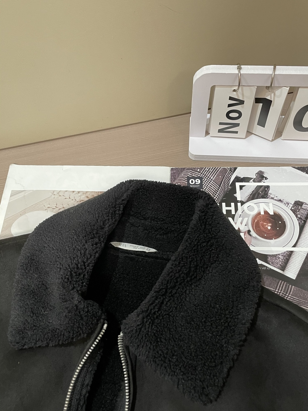 Burberry（巴宝莉）复古支线飞行员款羊羔毛夹克 英伦暖调日常款作为巴宝莉复古线单品，这件飞行员夹克