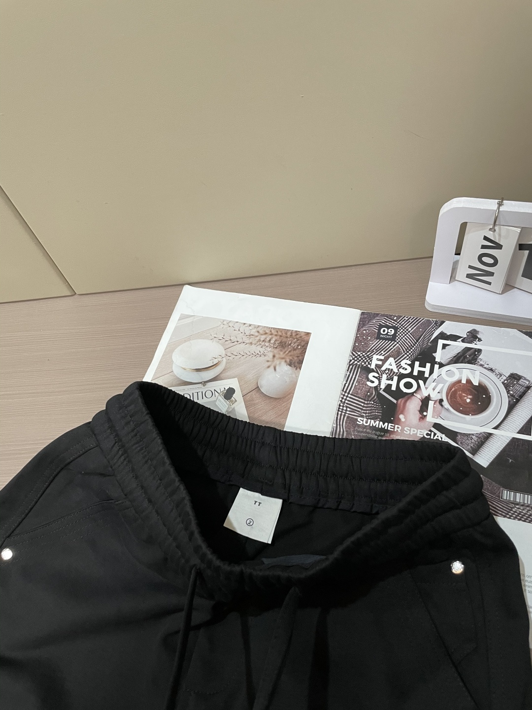 Loewe这条休闲裤，是把“轻奢巧思藏在工装细节里”的款——不是软塌的普通休闲裤，面料带细腻哑光肌理，软