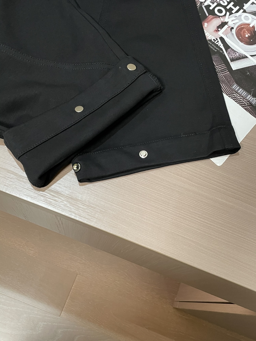 Loewe这条休闲裤，是把“轻奢巧思藏在工装细节里”的款——不是软塌的普通休闲裤，面料带细腻哑光肌理，软