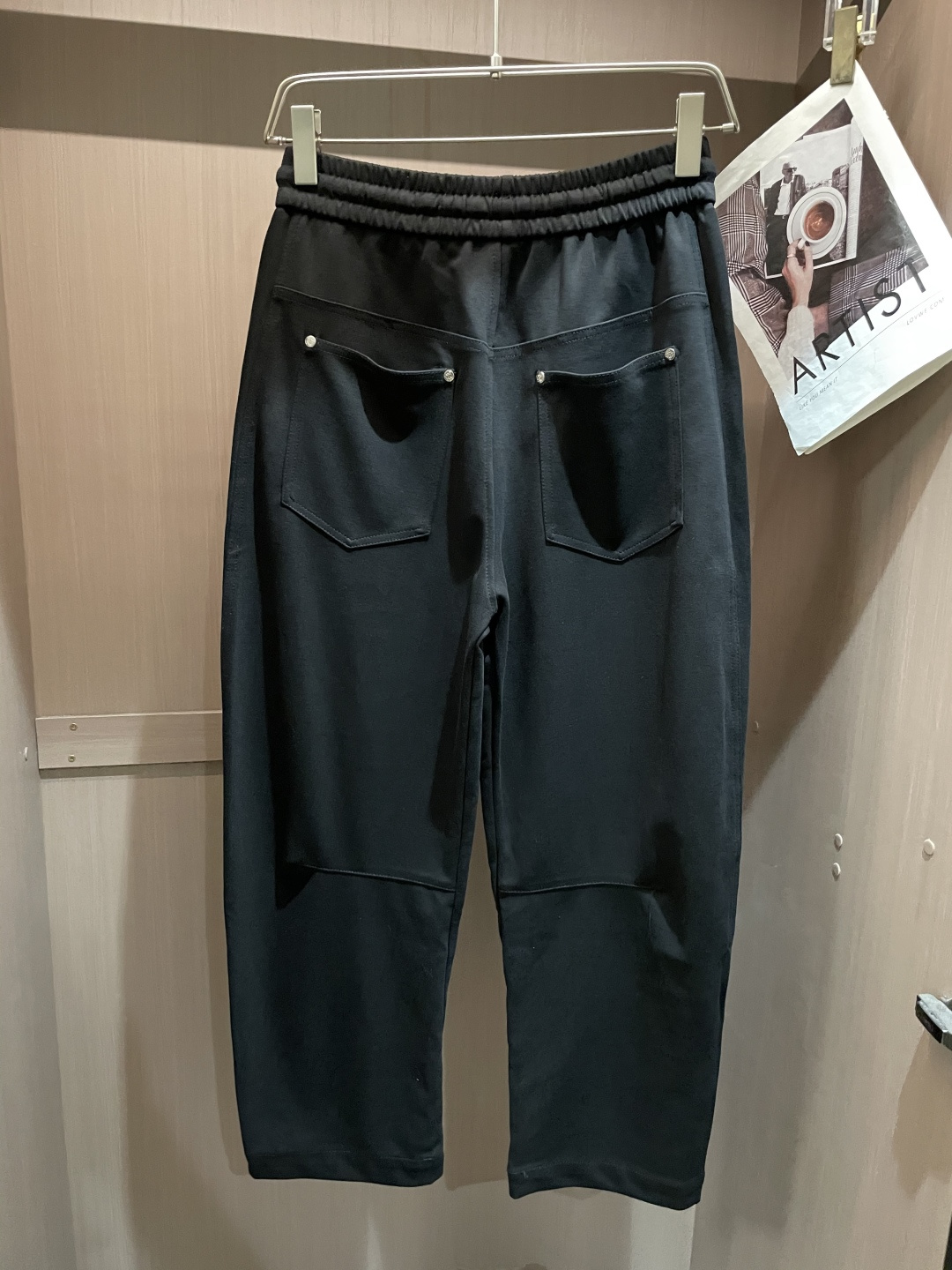 Loewe这条休闲裤，是把“轻奢巧思藏在工装细节里”的款——不是软塌的普通休闲裤，面料带细腻哑光肌理，软