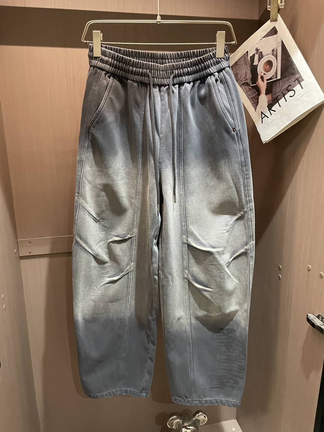 NO:614810,Balenciaga's Pioneer Deconstructed Series Casual Pants, a core style of street fashion. With Balenciaga's iconic street deconstructed genes, these pants completely break out of the conventional casual pants frame - the pants are cut with a slightly wide drop shape, which is not a deliberate oversize, but can naturally bring out a relaxed and unconstricted trend. The drape arc when walking just brings out the casual aura.  The fabric is a matte material with a fine frosted texture. It feels soft but not collapsed, and the upper body does not feel cheap against the skin. The side webbing is printed with the brand's classic logo. It is not an obtrusive large logo, but extends naturally along the shape of the pants, becoming part of the deconstructed design. It is low-key but has its own recognition.  The waist is designed with a wide drawstring, which can be adjusted flexibly without tightening the waist. It is paired with nine-point pants, and the proportion of exposed ankles is just right for various shoe types. Paired with dad shoes, it is a trendy and cool feeling when going out on the street. Paired with Chelsea boots, it is a mix of trendy brands and light luxury. It fully fits the avant-garde daily positioning of Balenciaga. Sizes M-3XL,,balenciaga,balenciaga,versace,boots,alexander wang19860909Balenciaga（巴黎世家）先锋解构系列休闲裤 街头潮感核心款 自带巴黎世家标志性的街头解构基因,这条裤子完全跳出常规休闲裤框架——裤身采用微阔落型剪裁,不是刻意的oversize,却能自然带出松弛不局促的潮感,走路时的垂坠弧度刚好衬出随性气场. 面料是带细磨砂质感的哑光材质,触感软而不塌,上身没有廉价的贴肤感；侧边织带印着品牌经典标识,不是突兀的大logo,而是顺着裤型自然延伸,成为解构设计的一部分,低调却自带辨识度. 腰头做了宽边抽绳设计,既不勒腰也能灵活调节松紧,搭配九分裤长,露脚踝的比例刚好适配各种鞋型配老爹鞋是街头出街的潮酷感,搭切尔西靴则是潮牌与轻奢的混搭格调,完全贴合巴黎世家的先锋日常定位. 尺码M-3XL,,balenciaga,balenciaga,versace,boots,alexander wang,Men's clothing