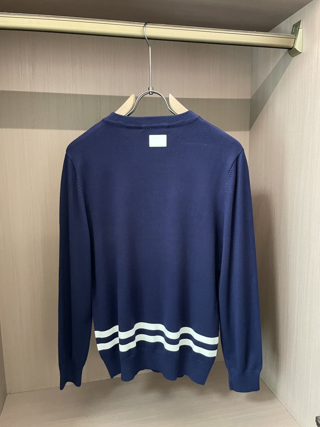 Dior 2025秋冬 高级定制 都市风十足 经典简约大气圆领打底针织毛衣。 采用进口羊毛混纺面料 柔软