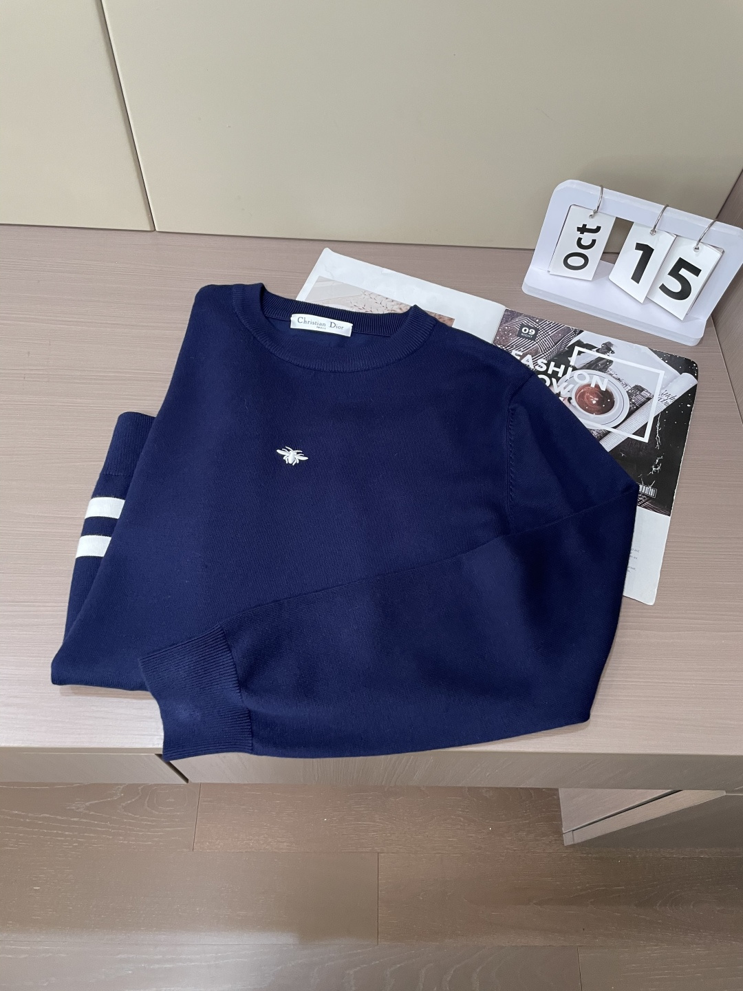 Dior 2025秋冬 高级定制 都市风十足 经典简约大气圆领打底针织毛衣。 采用进口羊毛混纺面料 柔软