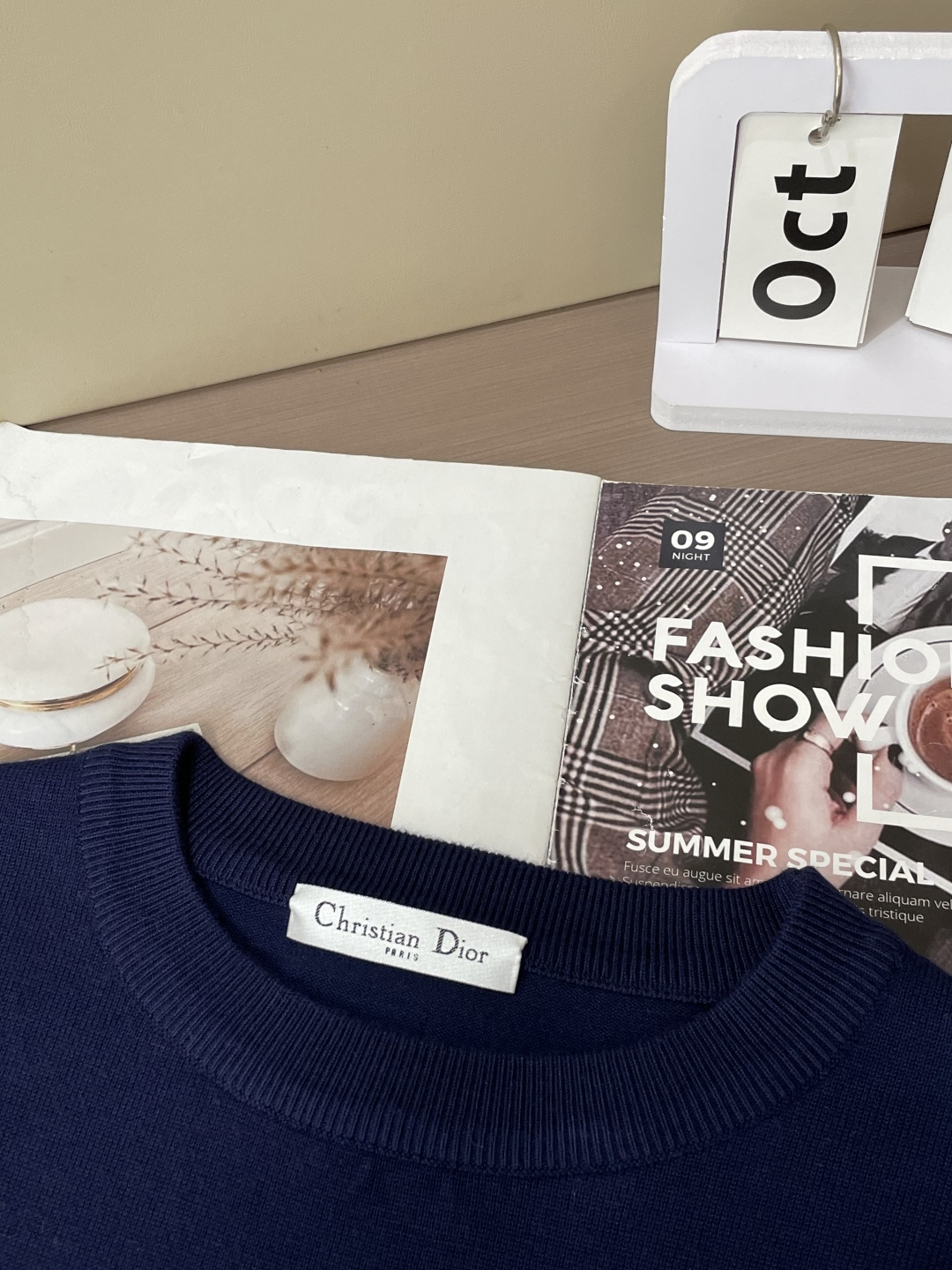 Dior 2025秋冬 高级定制 都市风十足 经典简约大气圆领打底针织毛衣。 采用进口羊毛混纺面料 柔软