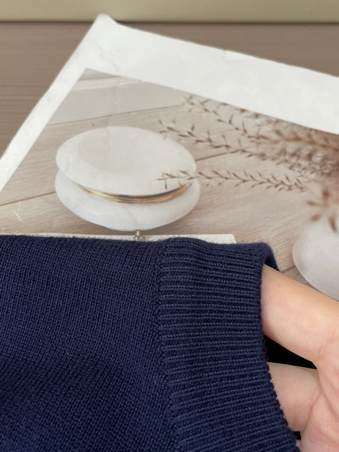 Dior 2025秋冬 高级定制 都市风十足 经典简约大气圆领打底针织毛衣。 采用进口羊毛混纺面料 柔软