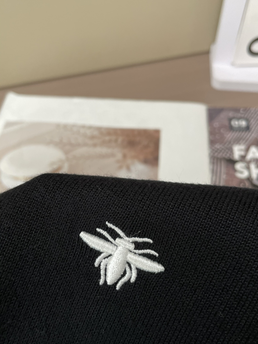 Dior 2025秋冬 高级定制 都市风十足 经典简约大气圆领打底针织毛衣。 采用进口羊毛混纺面料 柔软