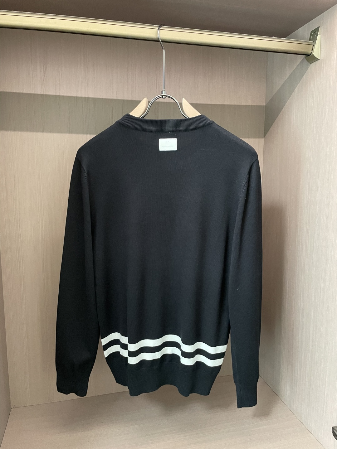 Dior 2025秋冬 高级定制 都市风十足 经典简约大气圆领打底针织毛衣。 采用进口羊毛混纺面料 柔软