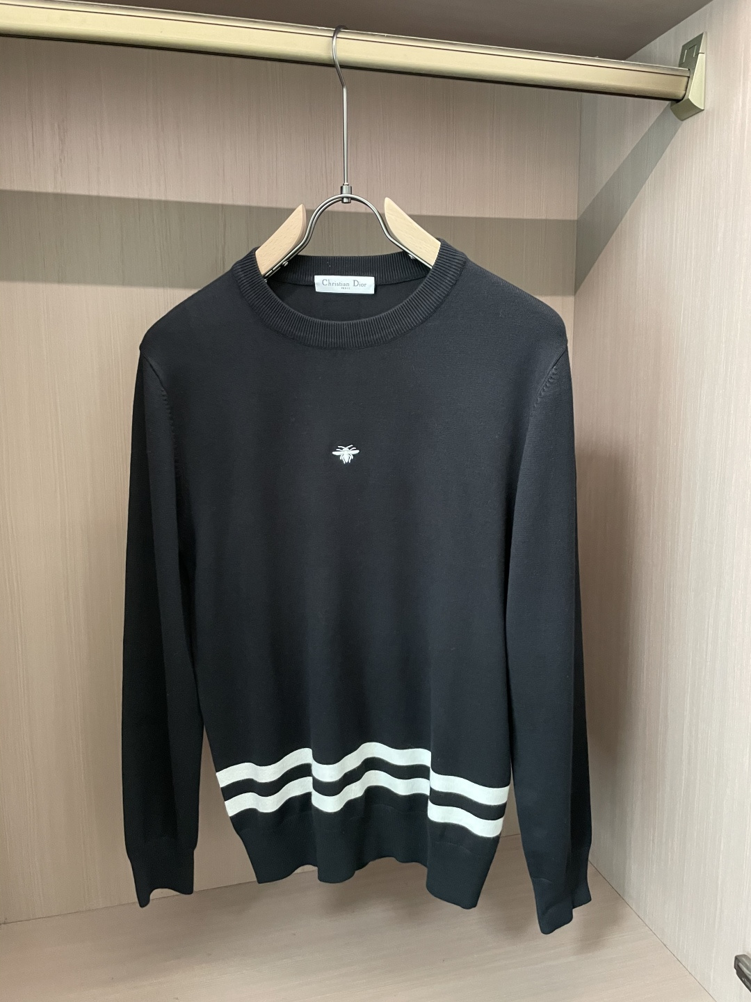 Dior 2025秋冬 高级定制 都市风十足 经典简约大气圆领打底针织毛衣。 采用进口羊毛混纺面料 柔软