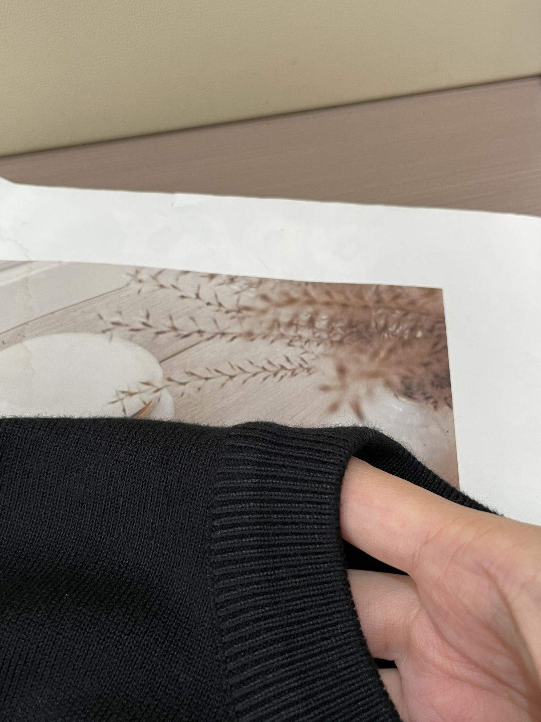 Dior 2025秋冬 高级定制 都市风十足 经典简约大气圆领打底针织毛衣。 采用进口羊毛混纺面料 柔软