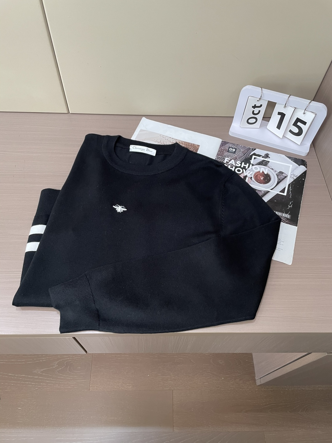 Dior 2025秋冬 高级定制 都市风十足 经典简约大气圆领打底针织毛衣。 采用进口羊毛混纺面料 柔软