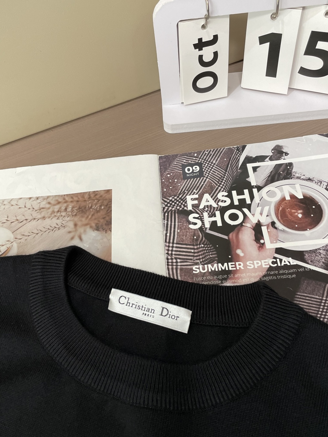 Dior 2025秋冬 高级定制 都市风十足 经典简约大气圆领打底针织毛衣。 采用进口羊毛混纺面料 柔软