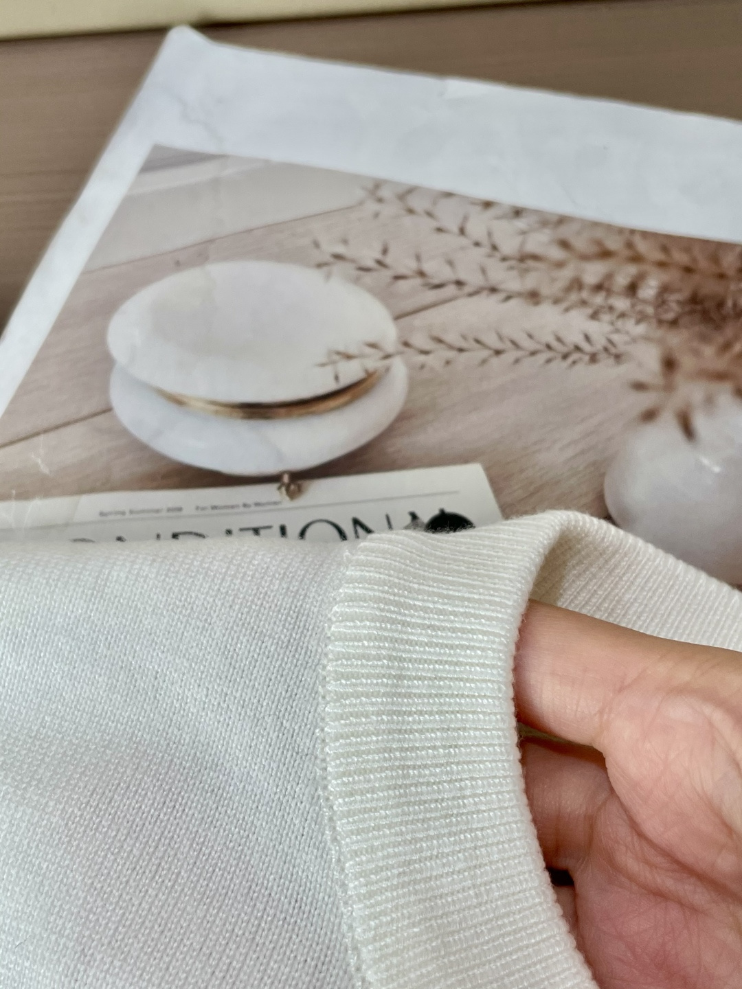 Dior 2025秋冬 高级定制 都市风十足 经典简约大气圆领打底针织毛衣。 采用进口羊毛混纺面料 柔软