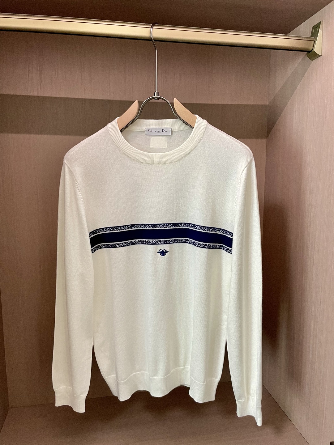 Dior 2025秋冬 高级定制 都市风十足 经典简约大气圆领打底针织毛衣。 采用进口羊毛混纺面料 柔软