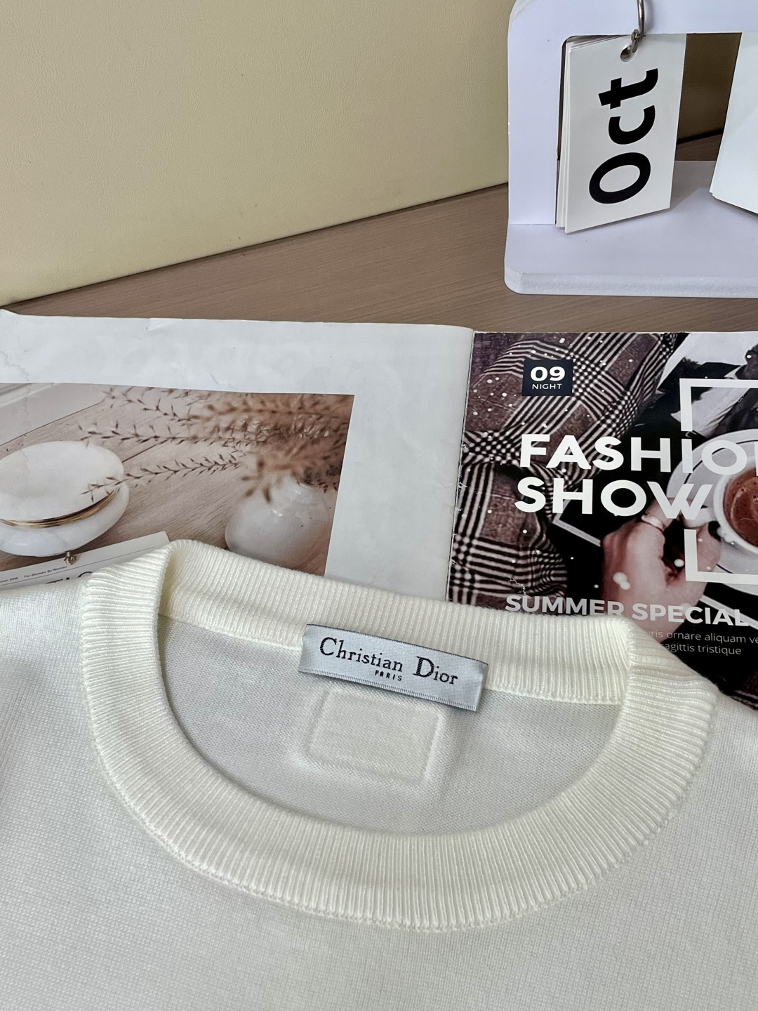 Dior 2025秋冬 高级定制 都市风十足 经典简约大气圆领打底针织毛衣。 采用进口羊毛混纺面料 柔软