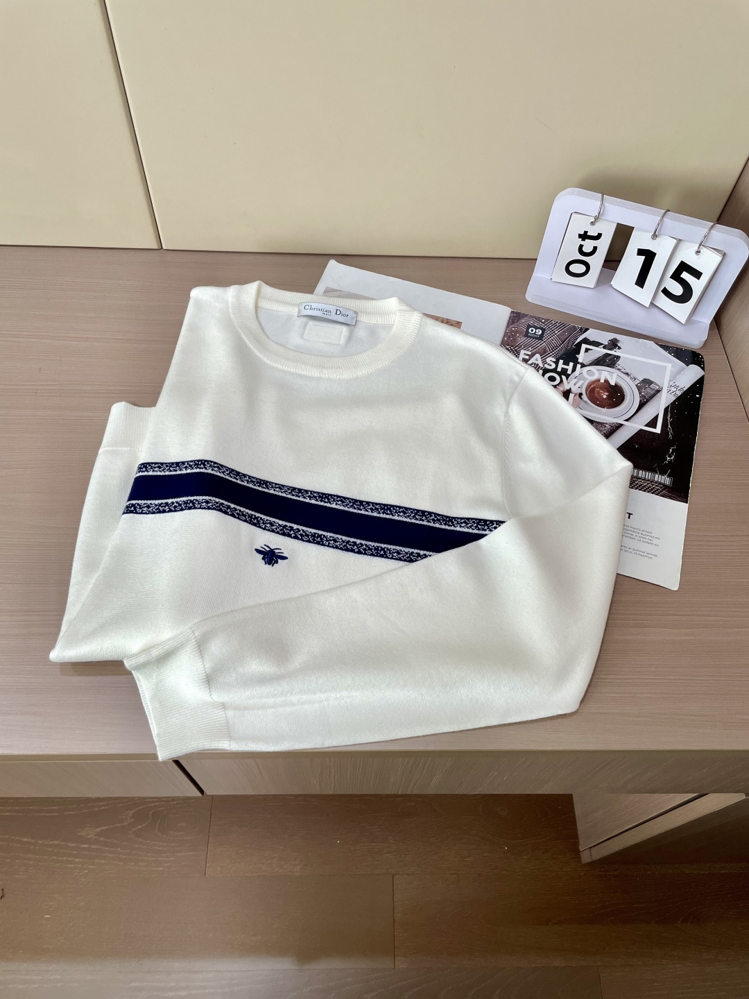 Dior 2025秋冬 高级定制 都市风十足 经典简约大气圆领打底针织毛衣。 采用进口羊毛混纺面料 柔软