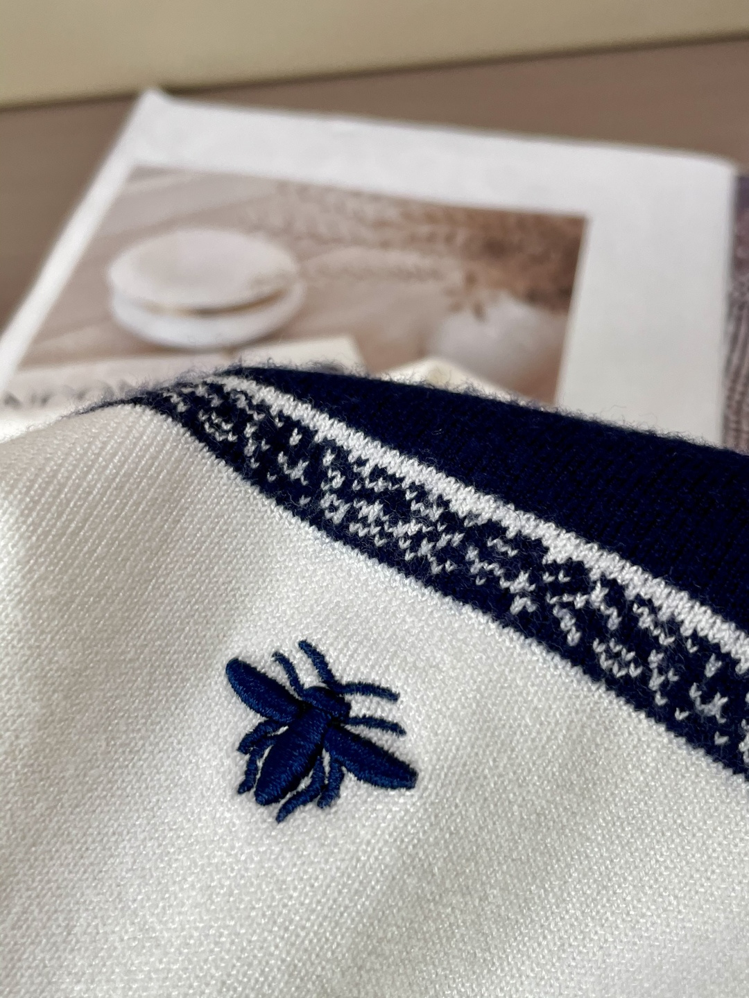 Dior 2025秋冬 高级定制 都市风十足 经典简约大气圆领打底针织毛衣。 采用进口羊毛混纺面料 柔软