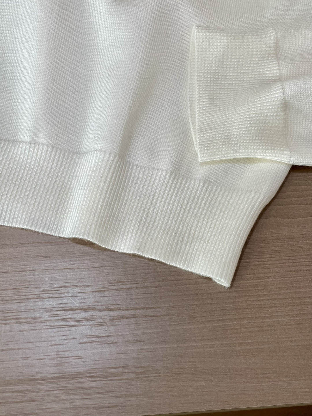 Dior 2025秋冬 高级定制 都市风十足 经典简约大气圆领打底针织毛衣。 采用进口羊毛混纺面料 柔软