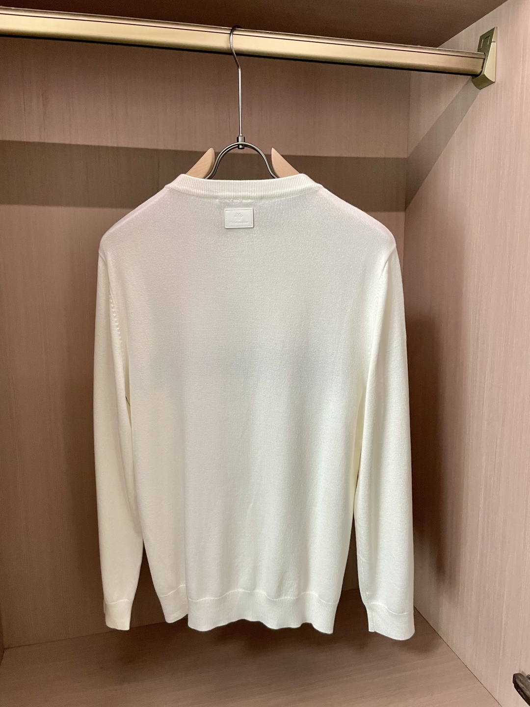 Dior 2025秋冬 高级定制 都市风十足 经典简约大气圆领打底针织毛衣。 采用进口羊毛混纺面料 柔软