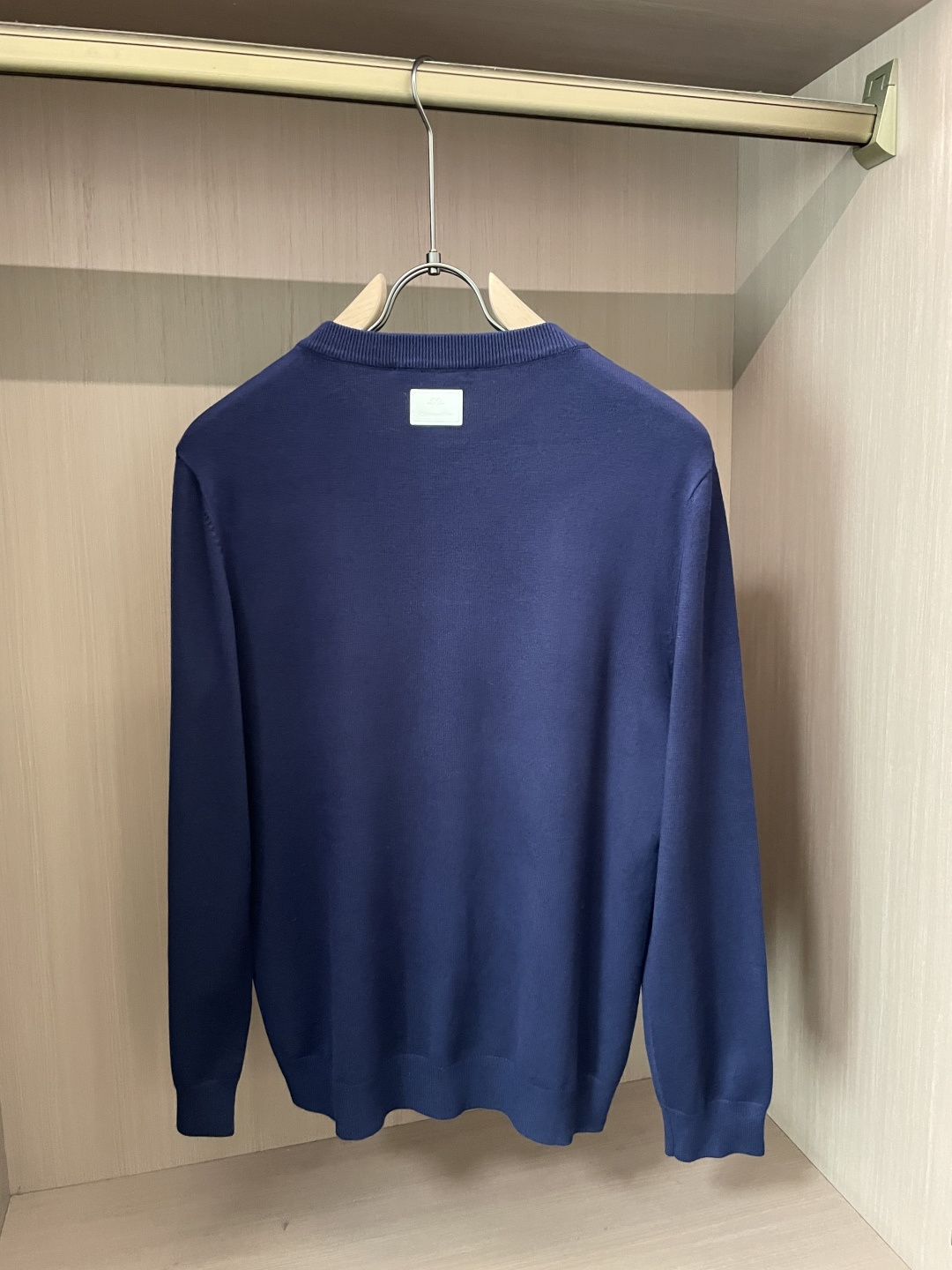 Dior 2025秋冬 高级定制 都市风十足 经典简约大气圆领打底针织毛衣。 采用进口羊毛混纺面料 柔软