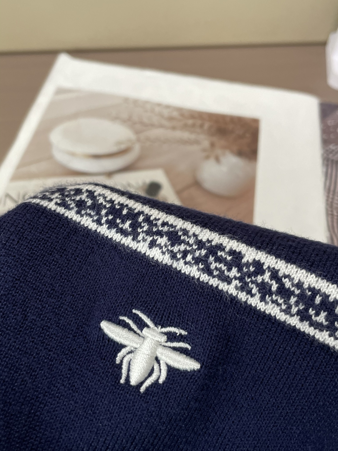 Dior 2025秋冬 高级定制 都市风十足 经典简约大气圆领打底针织毛衣。 采用进口羊毛混纺面料 柔软