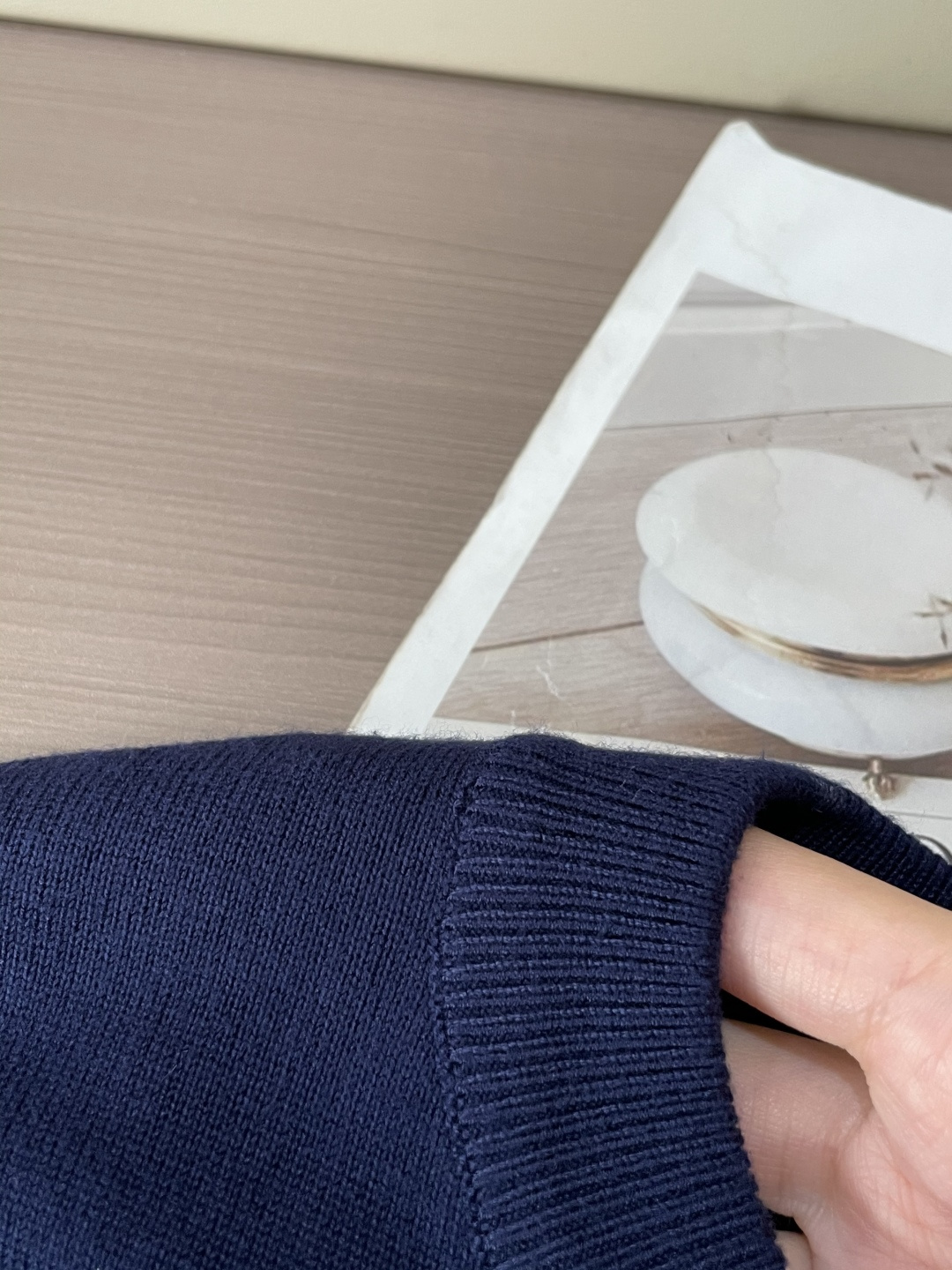 Dior 2025秋冬 高级定制 都市风十足 经典简约大气圆领打底针织毛衣。 采用进口羊毛混纺面料 柔软