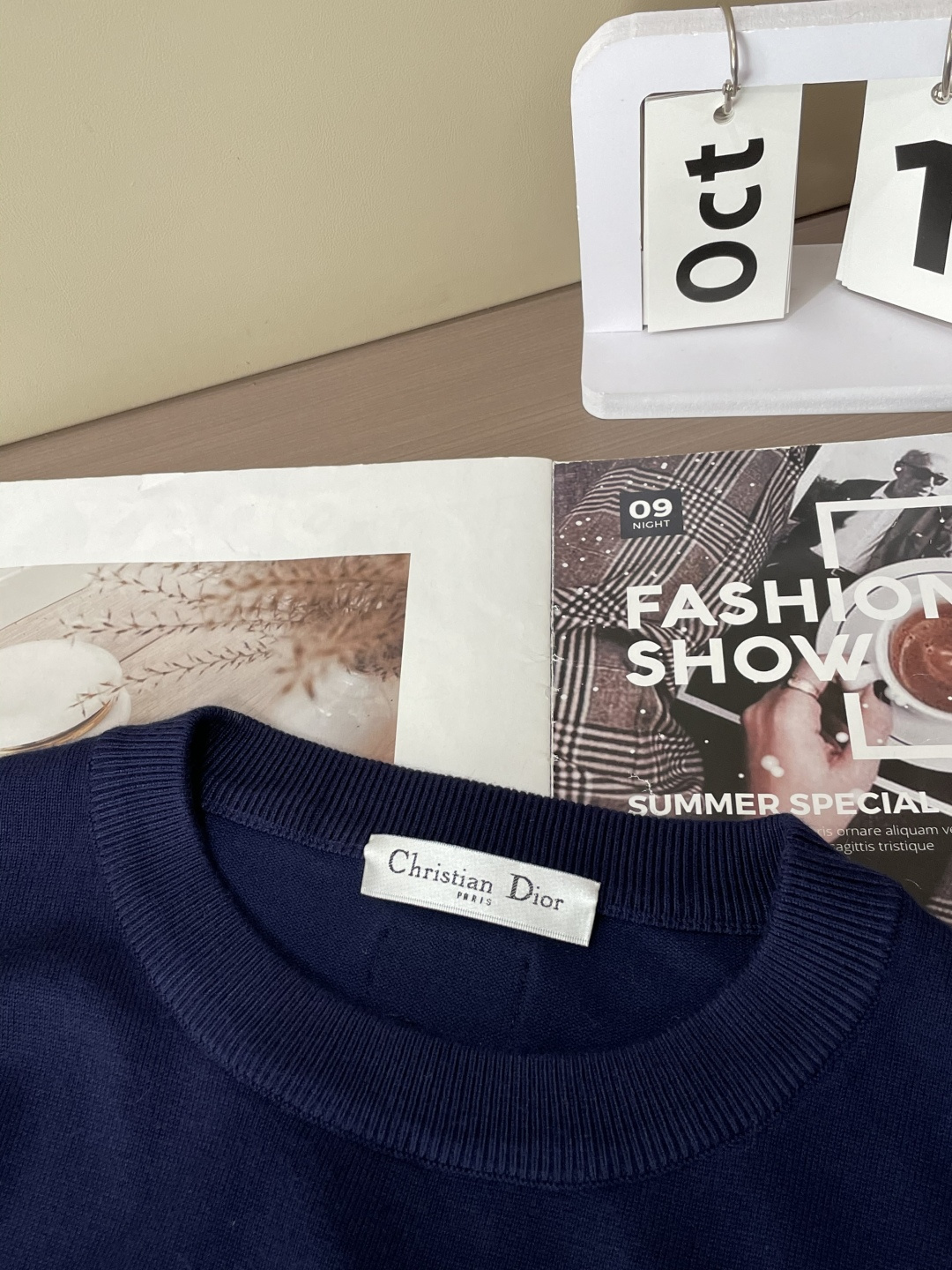 Dior 2025秋冬 高级定制 都市风十足 经典简约大气圆领打底针织毛衣。 采用进口羊毛混纺面料 柔软