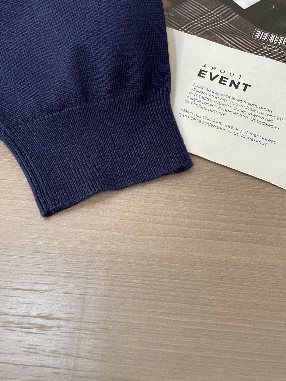 Dior 2025秋冬 高级定制 都市风十足 经典简约大气圆领打底针织毛衣。 采用进口羊毛混纺面料 柔软