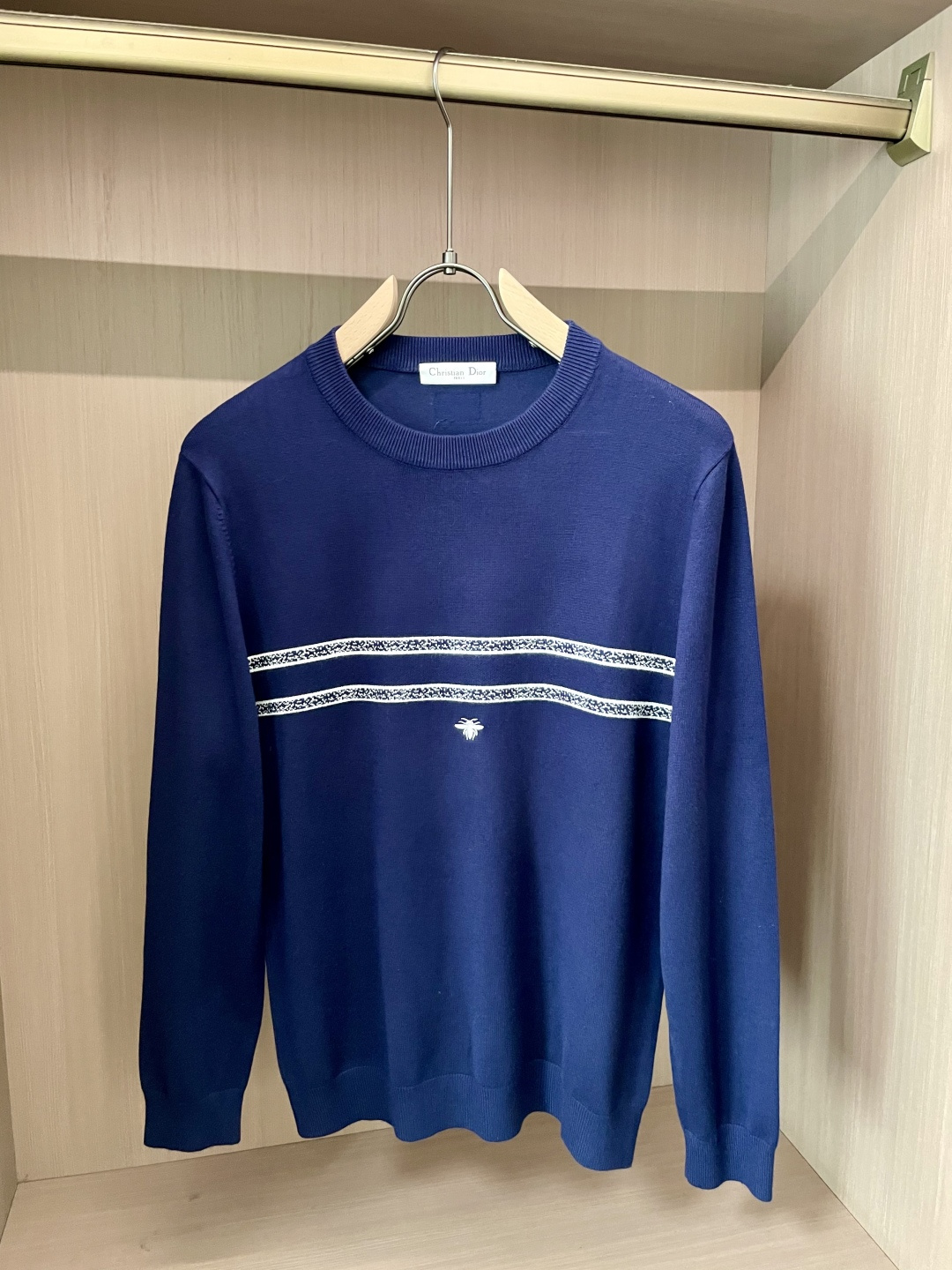 Dior 2025秋冬 高级定制 都市风十足 经典简约大气圆领打底针织毛衣。 采用进口羊毛混纺面料 柔软