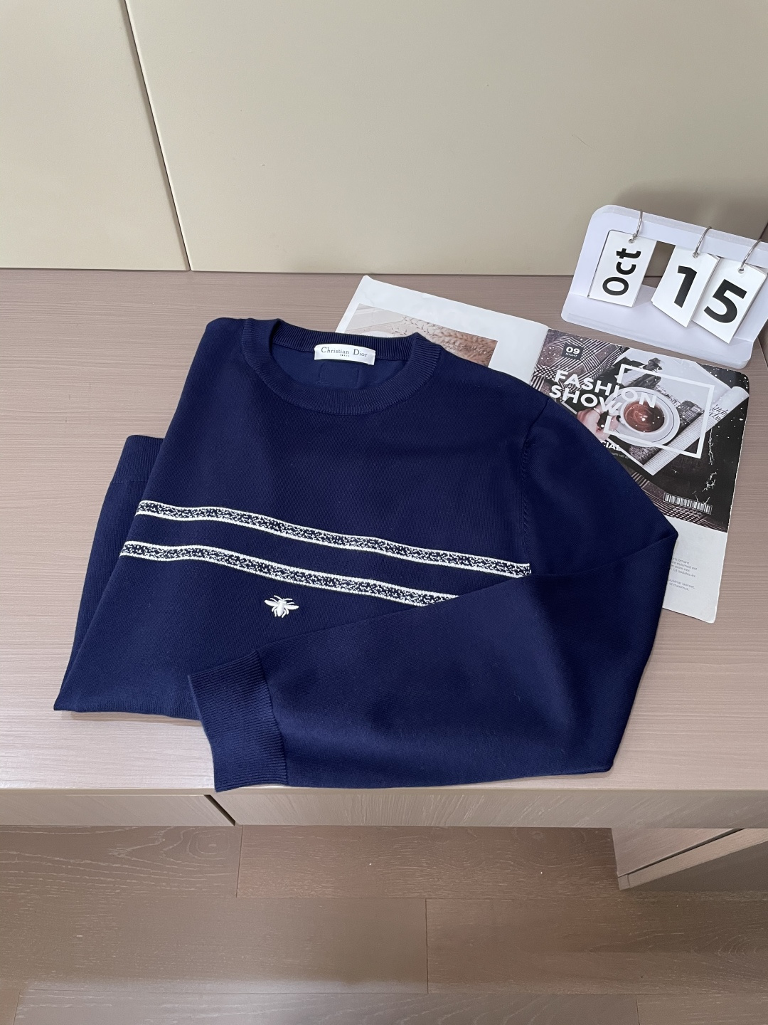 Dior 2025秋冬 高级定制 都市风十足 经典简约大气圆领打底针织毛衣。 采用进口羊毛混纺面料 柔软