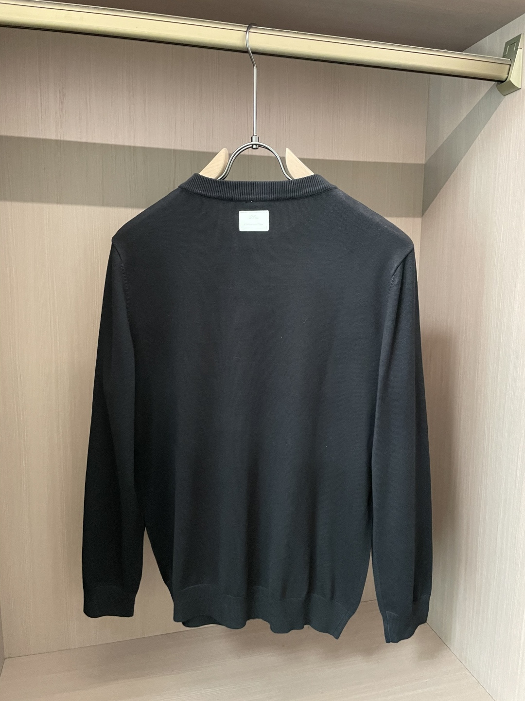 Dior 2025秋冬 高级定制 都市风十足 经典简约大气圆领打底针织毛衣。 采用进口羊毛混纺面料 柔软