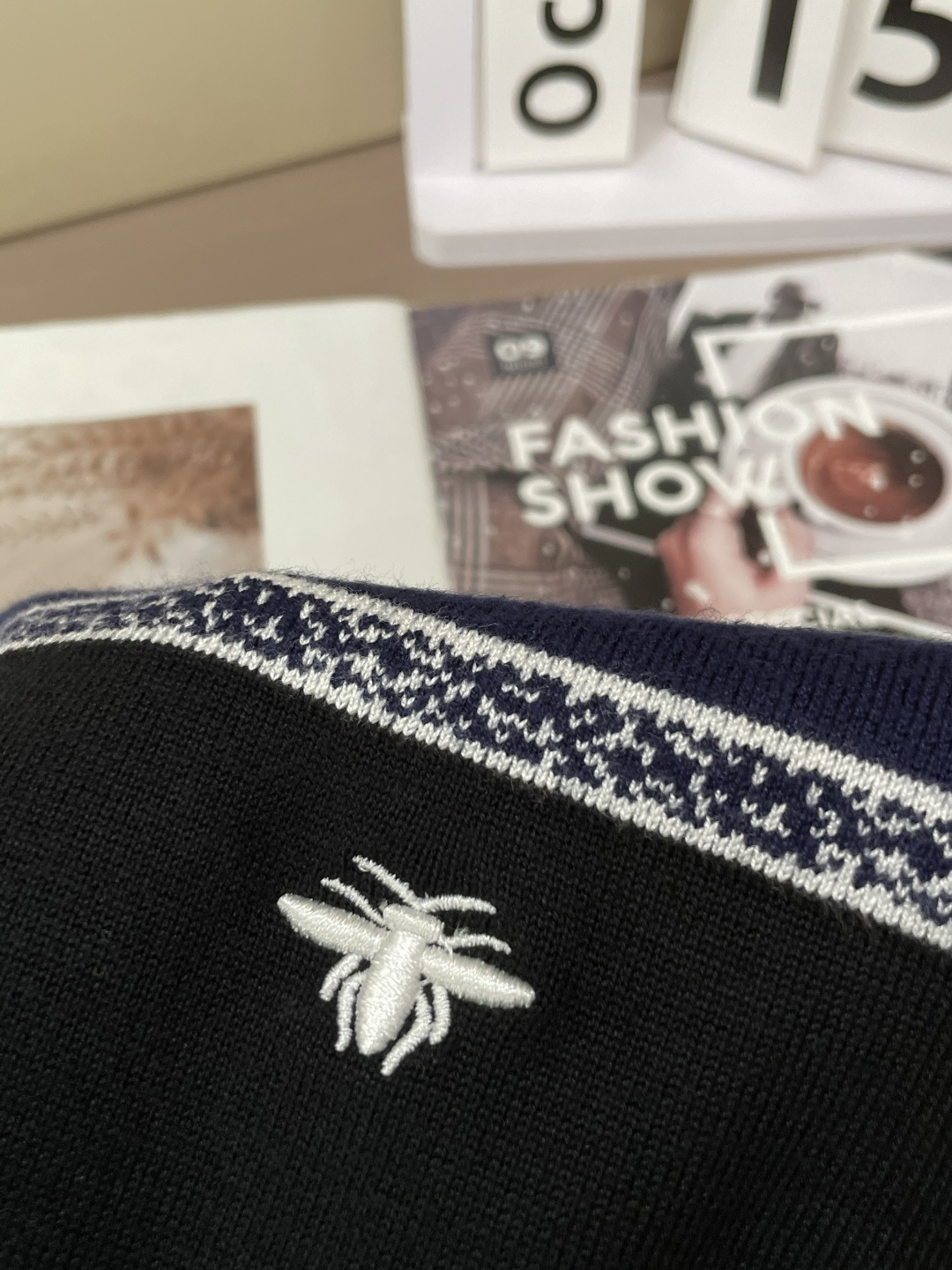 Dior 2025秋冬 高级定制 都市风十足 经典简约大气圆领打底针织毛衣。 采用进口羊毛混纺面料 柔软