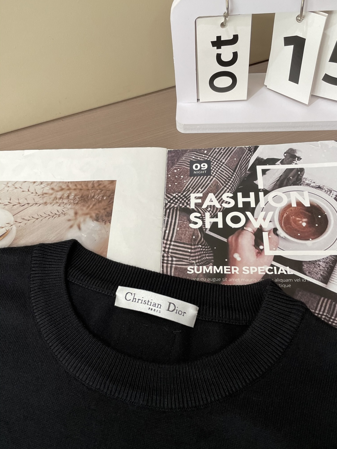 Dior 2025秋冬 高级定制 都市风十足 经典简约大气圆领打底针织毛衣。 采用进口羊毛混纺面料 柔软